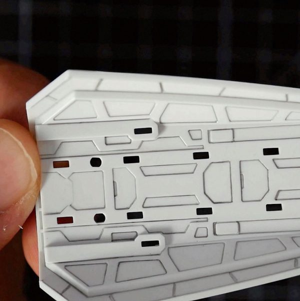 シールド裏の凹モールドにシャーペンでスミ入れした写真