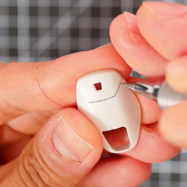 シャーペンでモールドをなぞっている写真