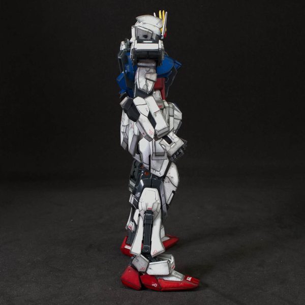 RGエールストライクガンダム（エールストライカーなし）右から写真
